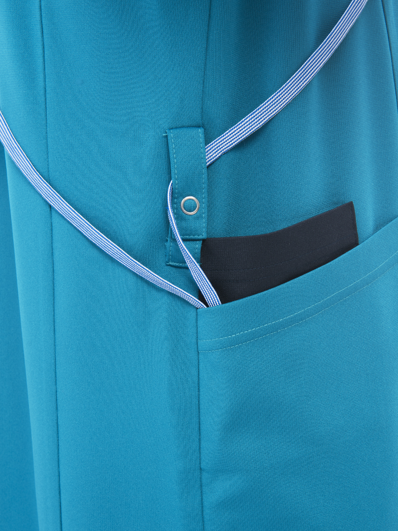 右脇ダブルループ　たすき掛けのストラップを固定出来るほか、様々なものをかけることが出来ます。